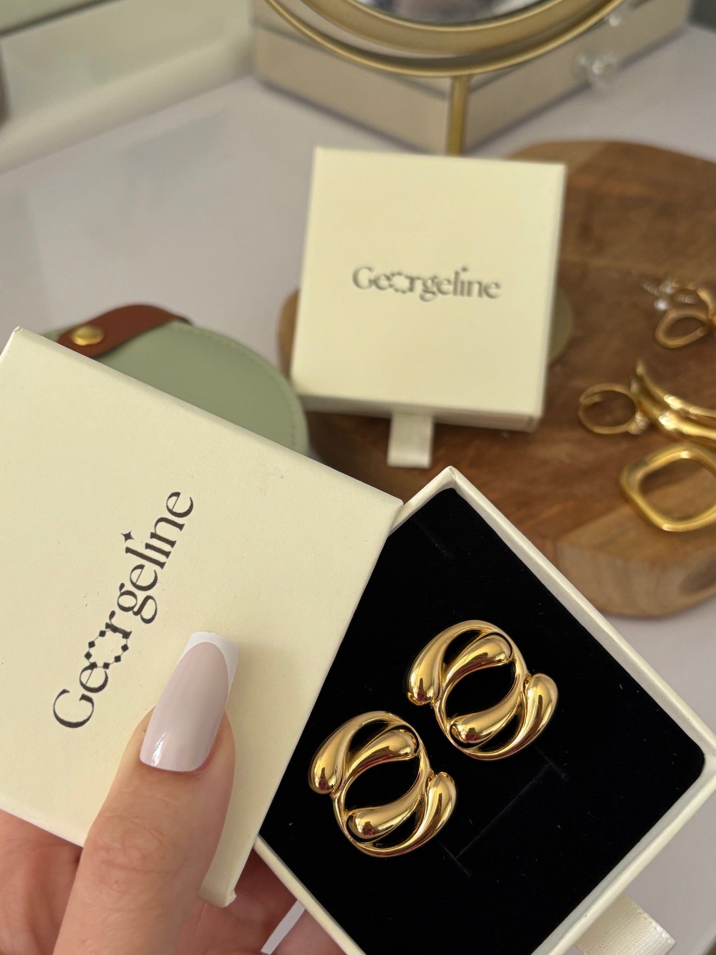 Les boucles d'oreilles Mia
